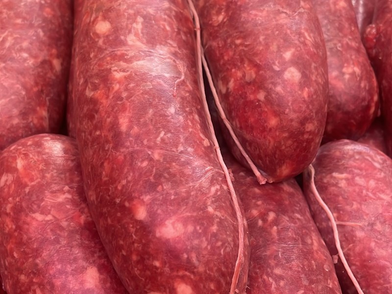 Salsicce di cavallo fresche Taberna Equina, impasto rosso scuro con grasso chiaro in budello legato con spago